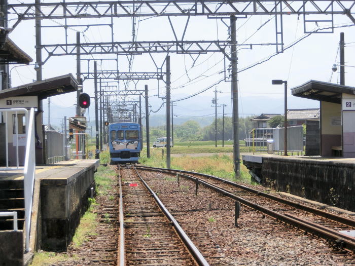 伊賀神戸に向かって去って行く電車